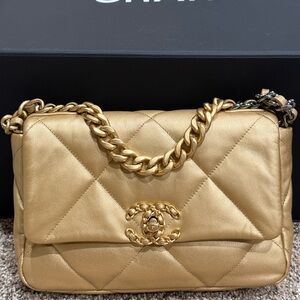 Chanel 19 medium Metallic Gold Lambskin quilted limited edition color